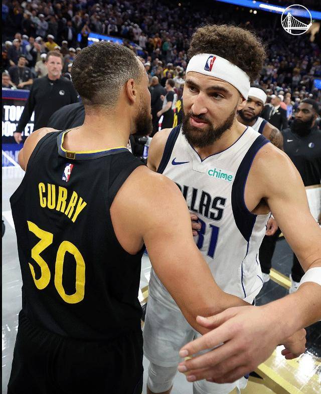 开云中国官网金州勇士训练开放日；赛后主帅复盘引欢呼；NBA季后赛在即；临场指挥获称赞的简单介绍